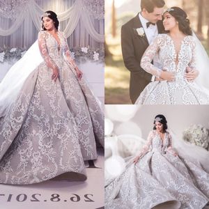 Lace Ball Gown Dubai Bröllopsklänningar 2018 Långärmad Lace Appliqued Saudiarabien Brudklänningar Sheer Plunging Neckline Bröllopsklänning