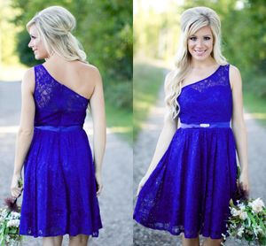 Vestidos de dama de honra do país 2016 Novo curto para casamentos Lace Royal Blue Knee Comprimento barato Sashes Uma dona de ombro Honre Wedding Convidado Vestidos