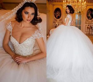 Luksusowa koronkowa arabska suknia balowa sukienki ślubne Iluzja V Neck Gorseń Perły Pearki koralikowe rękaw Dubai Bridal Suknie księżniczki Puffy Designer