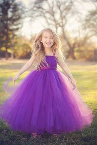 古典的な紫色のラインの花の女の子の服スパゲッティチュールページェントのドレスは、ジュニアの習慣幼児のページェントドレス