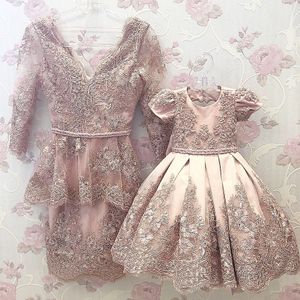 Cheap Lace Mother And Daughter Dresses Evening Wear V-Neck Peplum Prom Gowns With Long Sleeves Sheath Beading Formal Dress
