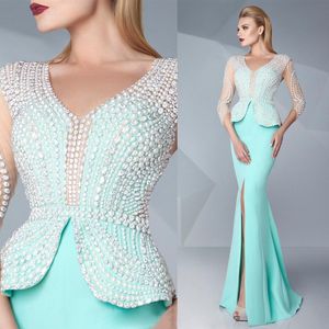 Neueste 2016 Mintgrüne Satin-Abendkleider mit Schlitz vorne, sexy V-Ausschnitt, Illusion, 3/4 lange Ärmel, Perlenbesetztes Schößchenkleid, Abendgarderobe EN6175