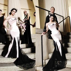 2016 Mode Gothic Land rückenfreie Brautkleider Sexy Bling Perlen herzförmiger Ausschnitt schwarze Spitze weiße Meerjungfrau Brautkleider Gericht Zug