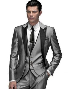 Ultimo design One Button Smoking dello sposo grigio argento Risvolto a punta Best Man Groomsman Uomo Abiti da sposa (giacca + pantaloni + gilet)