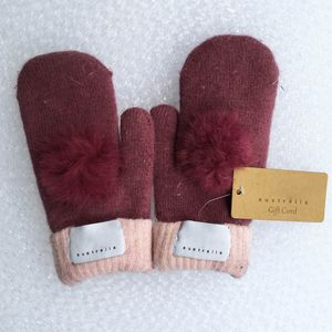 Moda damska rękawiczki dla zimowej i jesieni kaszmirowej rękawiczki rękawiczki z pięknym futrzanym piłką na zewnątrz sportowe rękawice zimowe