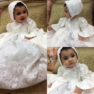 Ganska 2018 Nya pärlor döda klänningar för baby Girls Lace Appliqued Overskirts dopklänningar med Bonnet första kommunikationsklänning