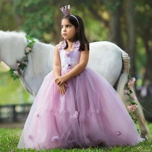 かわいいボールガウンの女の子Pageantガウンの手作りの花サテンとチュールフラワーガールドレスの結婚式の背中の赤ちゃんの聖体拝領のドレス