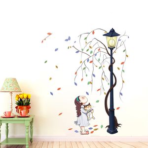 Creative Character Wall Stickers Vardagsrum Sovrum PassageWay Oormory Entryway Decor Stickers Tjej med bil under lampor under trädet