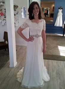 Bescheidenes Hochzeitskleid aus Spitze mit kurzen Ärmeln und Illusionsperlen, Kristalltaille, Tüll, A-Linie, Knöpfe hinten, Chiffon-Hochzeitskleider