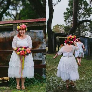 País boêmio Plus Size Comprimento Do Chá Do Chá Do Vintage Vestidos de Casamento 2017 Metade Mangas Colher Faixa De Ouro Lace Curto Nupcial Vestidos Custom Made EN11171