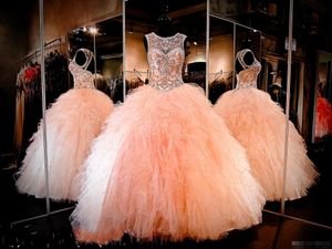 Nowe kryształy Rhinestone Blush Peach Quinceanera Suknie Sexy Sheer Jewel Sweet 16 Wzburzyć Ruffles Spódnica Princess Prom Ball Party Suknie