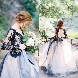 Wspaniały Czarny I Biały Lekki Gothic Wedding Dress V Neck Open Back Illusion Long Rękawy Koronkowe Aplikacje Ogród Bridal Suknia Panna młoda