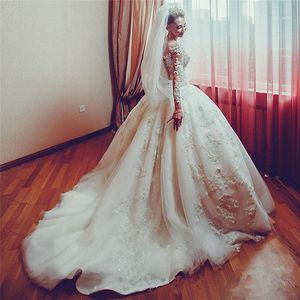 Långärmad bröllopsklänningar Saudiarabien Dubai Lace 3D Floral Applique Pärlor Land Bröllopsklänning Sweep Train Plus Size Bridal Dress