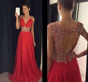 Luxury Crystal Red Long Prom Klänningar Deep V Neck Cap Sleeves Beading Chiffong Golvlängd Öppna Back Eleganta Afton Klänningar Formella Kappor