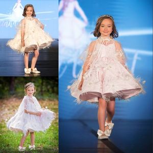 Zartes blassrosa Blumenmädchenkleid mit Wickel-Perlen-Feder-Applikation Mädchen-Festzugkleid aus Satin, knielang, formelles Kinderkleid, Weihnachtskleid