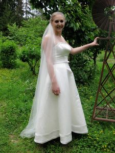 櫛のリボンエッジ184aの1層ホワイトアイボワールシャンパンの結婚式のベールのブライダルベールチャペルの長さ