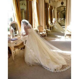 Ny Hot Fashion Vintage 1T Lace Edge med Comb Lvory White Wedding Veil Cathedral Bridal Veils Tre meter Lång