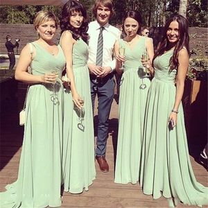 Sage Green Szyfonowe Długie Suknie Druhna 2017 Tanie V Neck Ruffles Bez Rękawów Maid of Honor Suknie Ślubne Gość Formalne Party Suknie