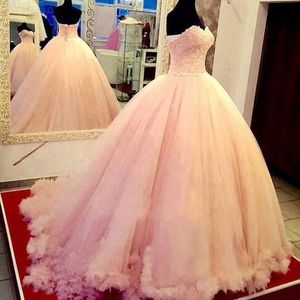 Gorgeous Ball Gown Puffy Quinceanera Klänningar Rosa Lace Top Sweetheart Neckline Ruffles Utsmyckning Lace up Back Custom Made Sweet