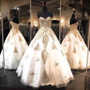 Weiße Ballkleid-Quinceanera-Kleider mit perlenbesetzten, goldenen Spitzenapplikationen, Ballkleider, Ballkleider, Schatz-Schnürkleid für süße 16 Quinceanera-Kleider