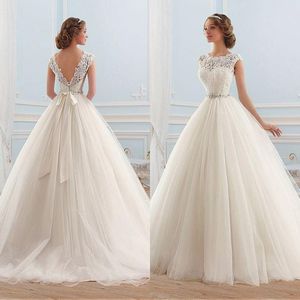 싸구려 볼 가운 푹신한 웨딩 드레스 얇은 레이스 쥬얼리 넥 민소매 백 Tulle Bridal Gowns with Beaded Belt Sweep Train