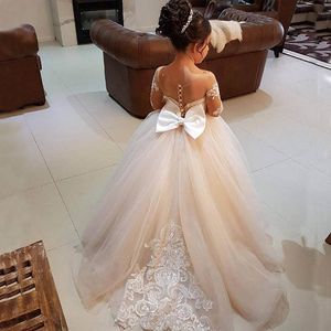 Abiti da spettacolo per bambini affascinanti Collo trasparente Illusione Maniche lunghe Appliques di pizzo Champagne chiaro Tulle Abiti da ragazza di fiori Arco