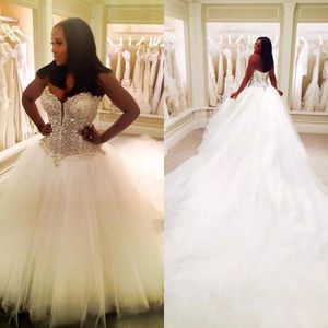 2017 Lyx Crystal Beaded Ball Gown Bröllopsklänningar Afrikansk Sweetheart Puffy Cathedral Tåg Lång Bröllopklänningar Skräddarsy En10198