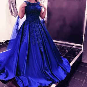 Royal Blue Satin Prom Klänning Med Tulle Wrap Beaded Lace Appliques Ruched Ärmlös Aftonklänningar Elegant A-Line Long Evening Party Gowns