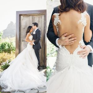 Sexiga Backless Bröllopsklänningar Passa och Flare Bridal Gowns Beaded Lace Appliqued Bodice Sweetheart Neckline Lång katedral Tåg