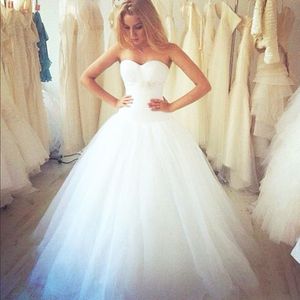 Puffy Ball Gown Wedding Dresses Sweetheart Neckline Sleeveless Tulle Skirt Appliqued Bridal Gowns Cheap High Quality Brides Wear