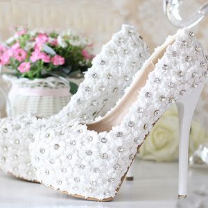 Beyaz Topuk topuklu Düğün Ayakkabı Dantel Çiçekler ile Rhinestone Bling Bling 5 Inç Topuk Balo Parti Ayakkabı Gelinlik Ayakkabı