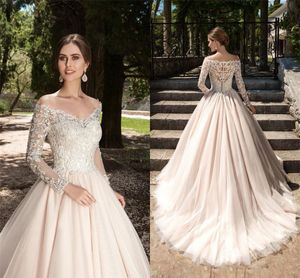 A-Linie, V-Ausschnitt, Spitzenapplikationen, lange Ärmel, Garten, elegante Brautkleider mit Knöpfen und durchsichtigem Rücken. Neue Brautkleider von Vestios De Novia