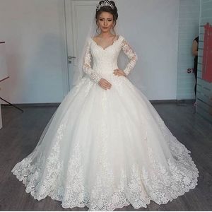 2018 Billiga moderna arabiska bollkakor bröllopsklänningar långa ärmar v nacke spets applikationer puffy tulle sopa tåg plus storlek formella brudklänningar
