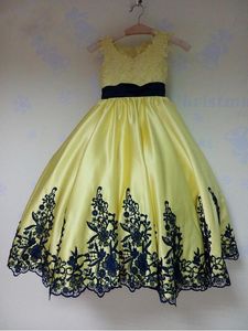 Frühlings-hellgelbes Baby-Mädchen-Kleid, schönes Mädchen-Festzug-Kleid, schwarze Applikationen, U-Ausschnitt, Ballkleid, Blumenmädchen-Kleider