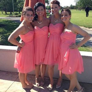 Short Cheap Country Bridesmaid Dresses Coral Chiffon Beach Wedding Party Ruched Top Sweetheart Neckline Sleeveless Garden Maid of Honor Gown