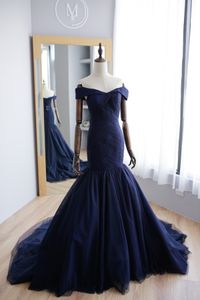 Moda Off Ramię Navy Evening Prom Dress Syrenki Tanie Tulle Krótkie Rękawy Sweep Pociąg Page Calal Suknie Niestandardowe