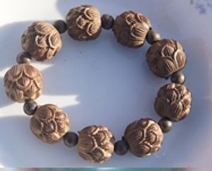 Tibetisch-buddhistische buddhistische Perlen sind handgeschnitzte, kleine Lotusblatt-Armbänder aus Rosenholz (Glücksperlen).