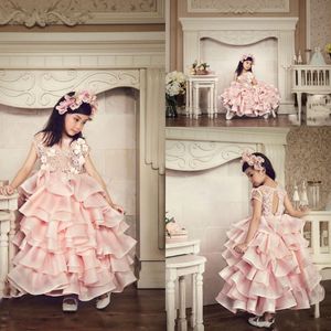 Wunderschöne rosa Organza-gestufte Mädchen-Festzug-Kleider mit Applikationen, kurzen Ärmeln, Ballkleid, Blumenmädchenkleider für die Hochzeit, rückenfreie formelle Babykleidung