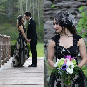 Vintage Country High Low Wedding Dresses Gothic Black Lace Appliques Brudklänningar Sweetheart Neck Sheer Straps Ärmlös Brides Wear