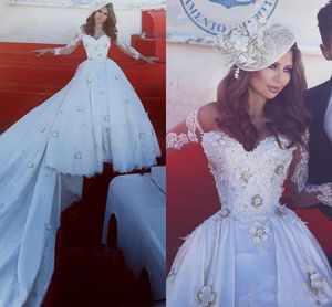 Luxury Chapel Train Bröllopsklänningar med handgjorda blommor 3D Appliques Lace Sheer Long Sleeve Brudklänningar Av Skulder Boll Gown Vestidos