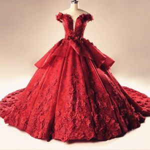 Luxuriöses Spitzen-Ballkleid-Brautkleid, schulterfrei, 3D-Blumenapplikationen, rote Brautkleider, Schnürung hinten, Stufenrock, Schößchen