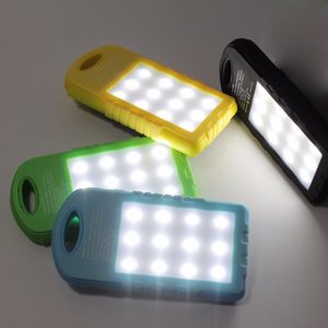 Vendita in fabbrica Banca di energia solare portatile universale impermeabile 8000mAh con luce da campeggio, lampada LED con caricatore solare doppio USB per telefoni cellulari