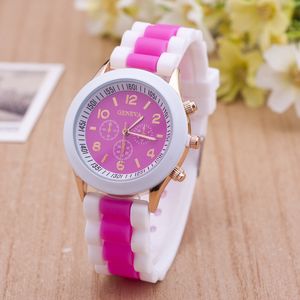 最新のファッションジュネーブシリコーンクォーツ腕時計3つのサークルディスプレイホワイトストラップキャンディーカラーゴムガールレディース女性の時計