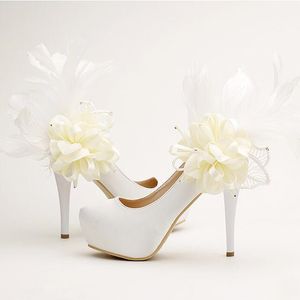 Sweet Floral Feather Bridal Shoes Fashion Stiletto Heels Platforms Party Skor Vit Satin Bröllopsklänning Pumpar Brudtärna Skor