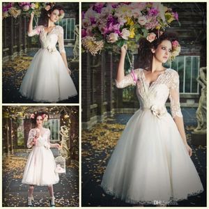 Abiti da sposa vintage Abiti da sposa a maniche lunghe con scollo a V sexy applicati in pizzo Una linea di lunghezza del tè Abiti da sposa a maniche lunghe a 3/4 su misura yo90