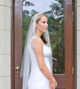 新しい実際の画像のシンプルなロマンチックなカットエッジと櫛の2T Livoryの白い結婚式のベールの指先ブライダルVE