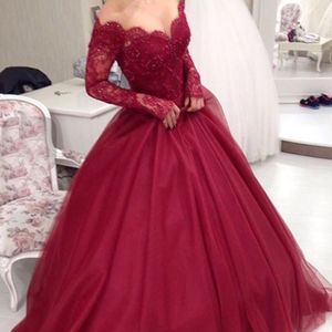 Blygsamma lång prom klänningar burgundy boll klänning utanför axeln illusion långa ärmar pärlstav lace topp mjuka tulle kväll festklänningar