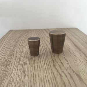 4 sztuki Antique Solid Prosty Risefle Rękołaja Meble Knob Sprzęt szafka szafa szafa buta Buta Pojedyncza dziura okrągła stożka