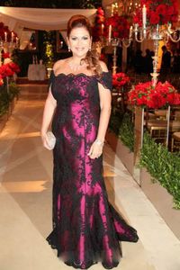 Purple Column Mother Dresses with Black Lace Cap Sleeves Mother of Bride Dresses Elegant Bateau Neck Plus Size Mother Gowns Madre installata