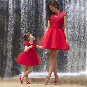 Populär mamma dotter formell klänning röd kort blomma flicka klänningar juvel nacke cap ärmar spets puffy tulle kjol öppna bakfestklänningar